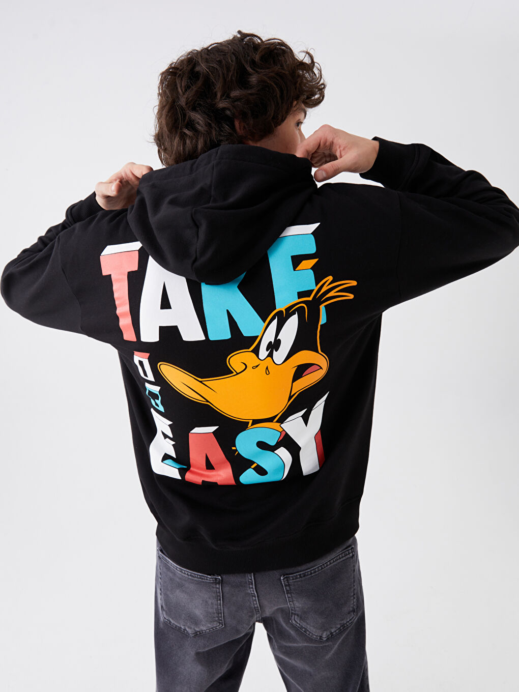 LCW Casual Yeni Siyah Uzun Kollu Daffy Duck Baskılı Erkek Hoodie