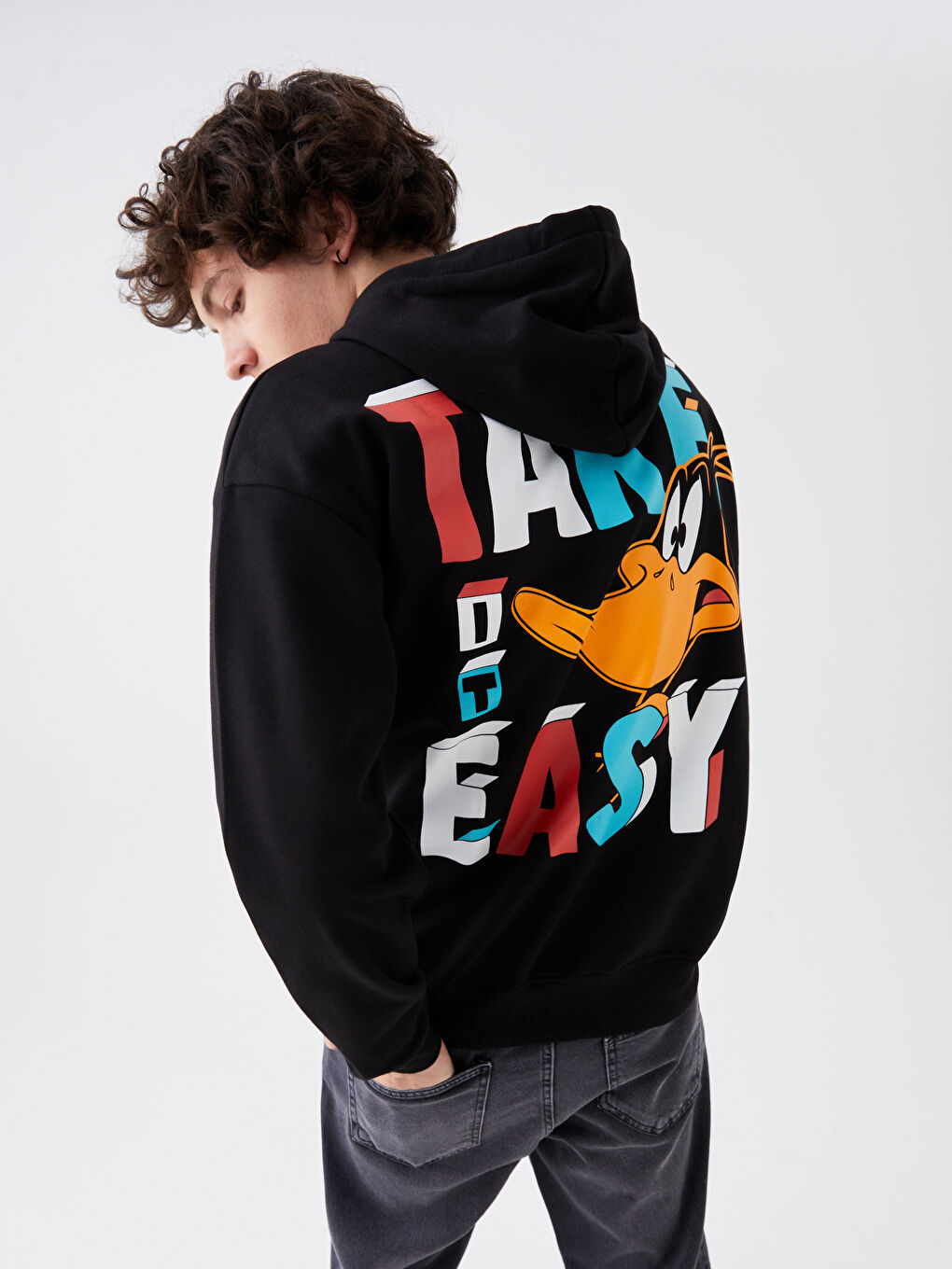 LCW Casual Yeni Siyah Uzun Kollu Daffy Duck Baskılı Erkek Hoodie - 1