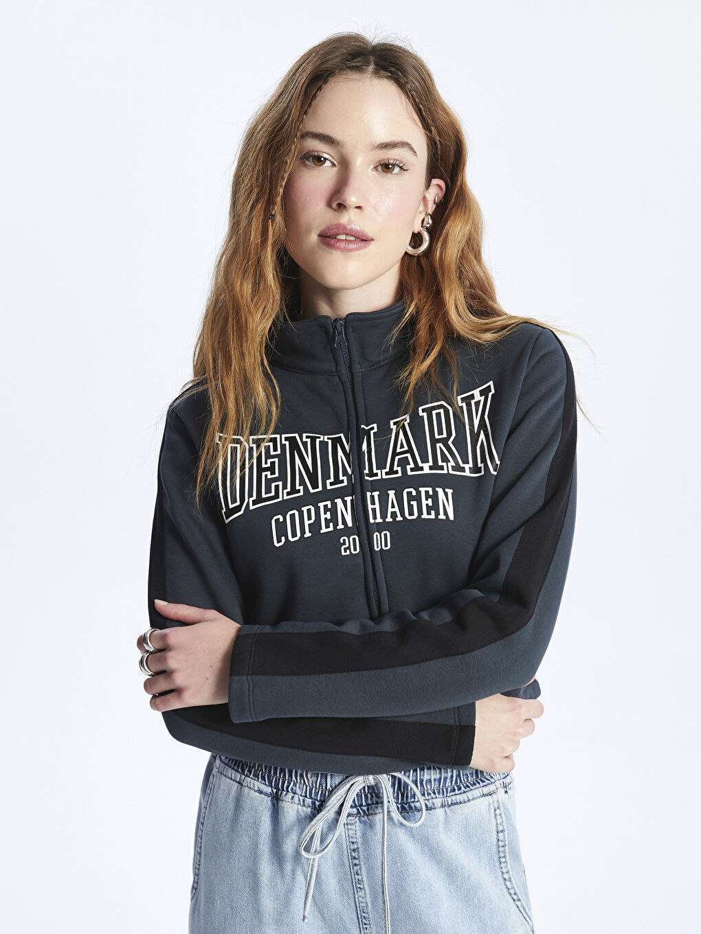 XSIDE Antrasit Dik Yaka Baskılı Uzun Kollu Crop Kadın Fermuarlı Sweatshirt - 1