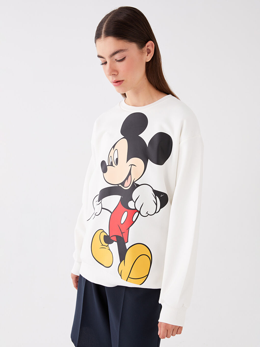 Ekru Bisiklet Yaka Mickey Mouse Baskılı Oversize Kadın Kalın Sweatshirt-1