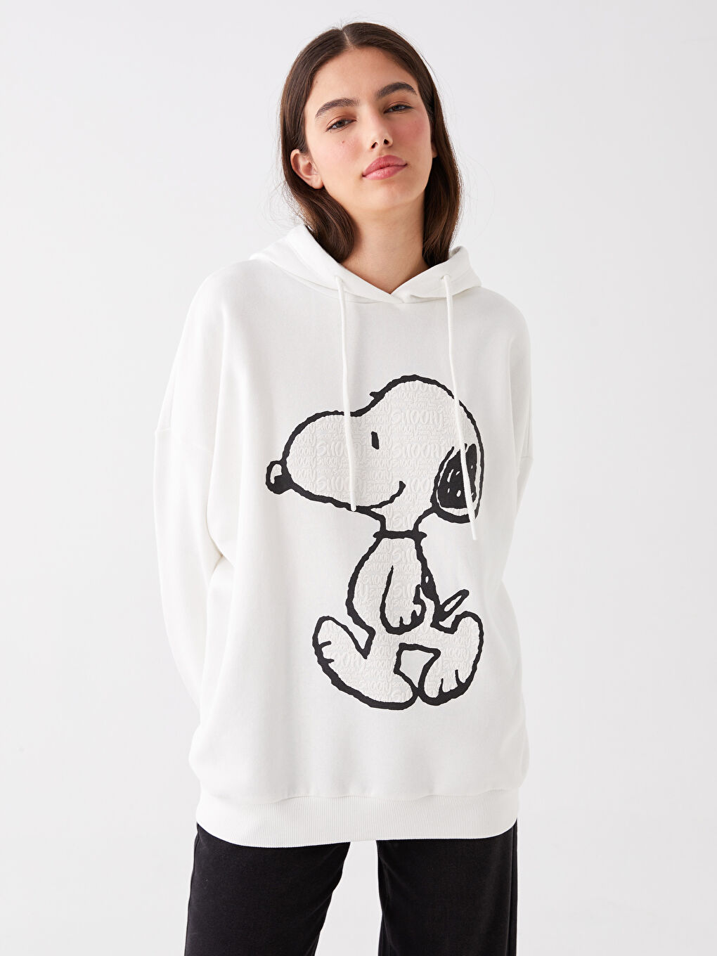 LCW Vision Ekru Bisiklet Yaka Snoopy Baskılı Uzun Kollu Oversize Kadın Sweatshirt