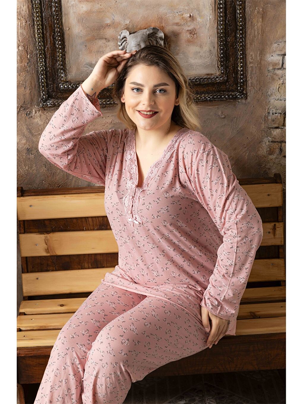 Pembe Nakış Detaylı V Yaka Kadın Pijama Takım