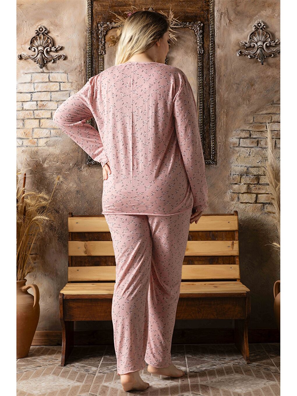 Pembe Nakış Detaylı V Yaka Kadın Pijama Takım-1