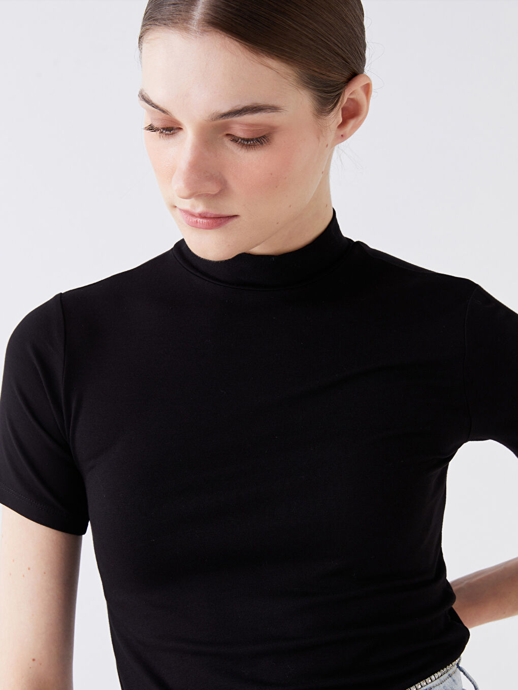 Siyah Dik Yaka Düz Kısa Kollu Kadın Tişört-1