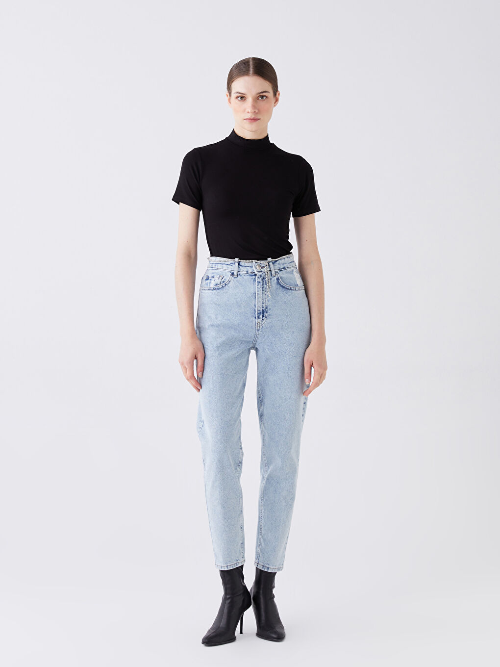 Siyah Dik Yaka Düz Kısa Kollu Kadın Tişört-2