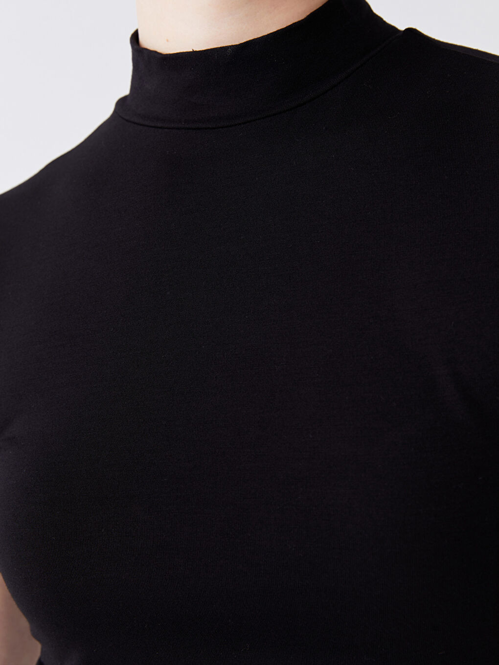 Siyah Dik Yaka Düz Kısa Kollu Kadın Tişört-3