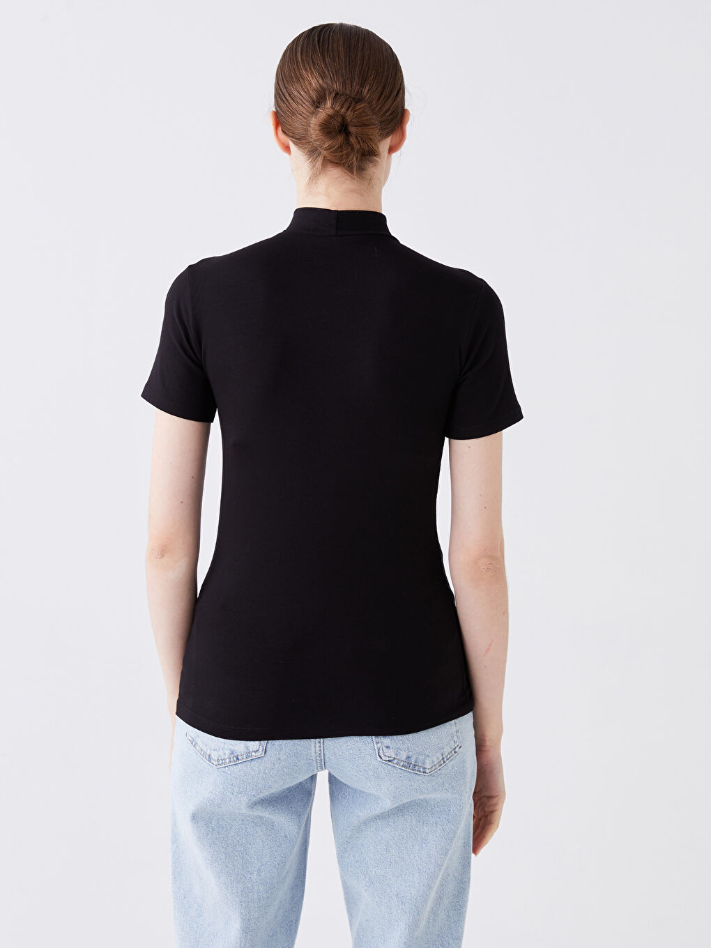 Siyah Dik Yaka Düz Kısa Kollu Kadın Tişört-4