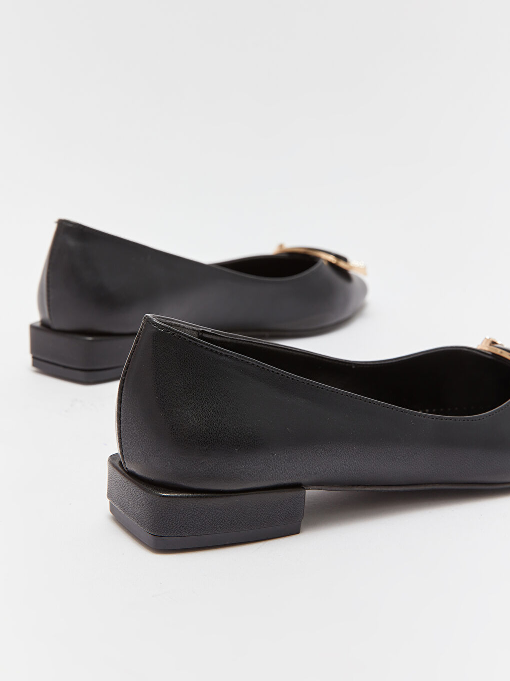 Siyah Deri Görünümlü Toka Detaylı Kadın Babet-3