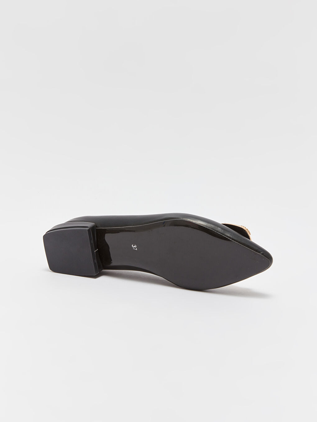 Siyah Deri Görünümlü Toka Detaylı Kadın Babet-4