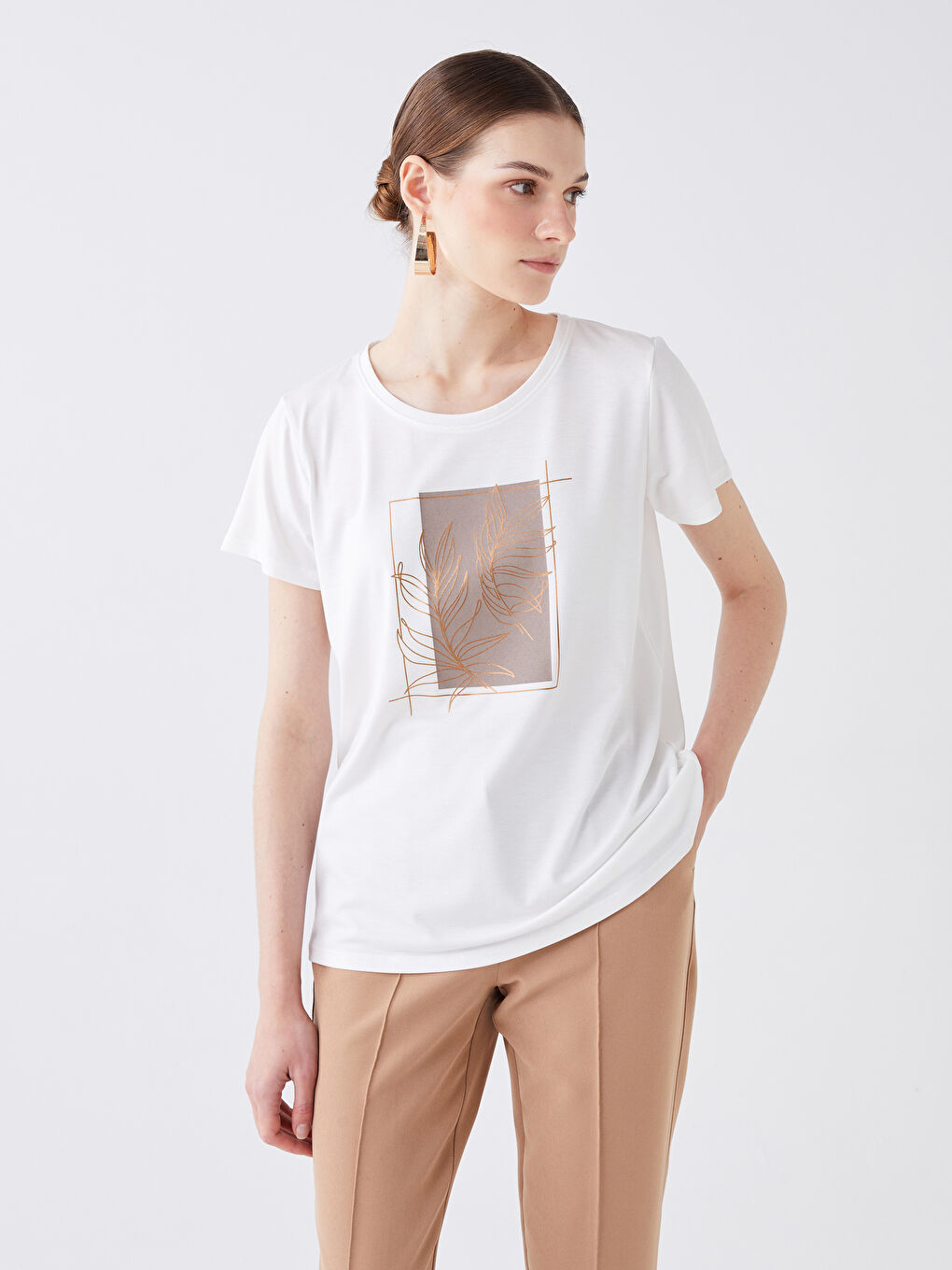 Ekru Bisiklet Yaka Baskılı Kısa Kollu Kadın Tişört