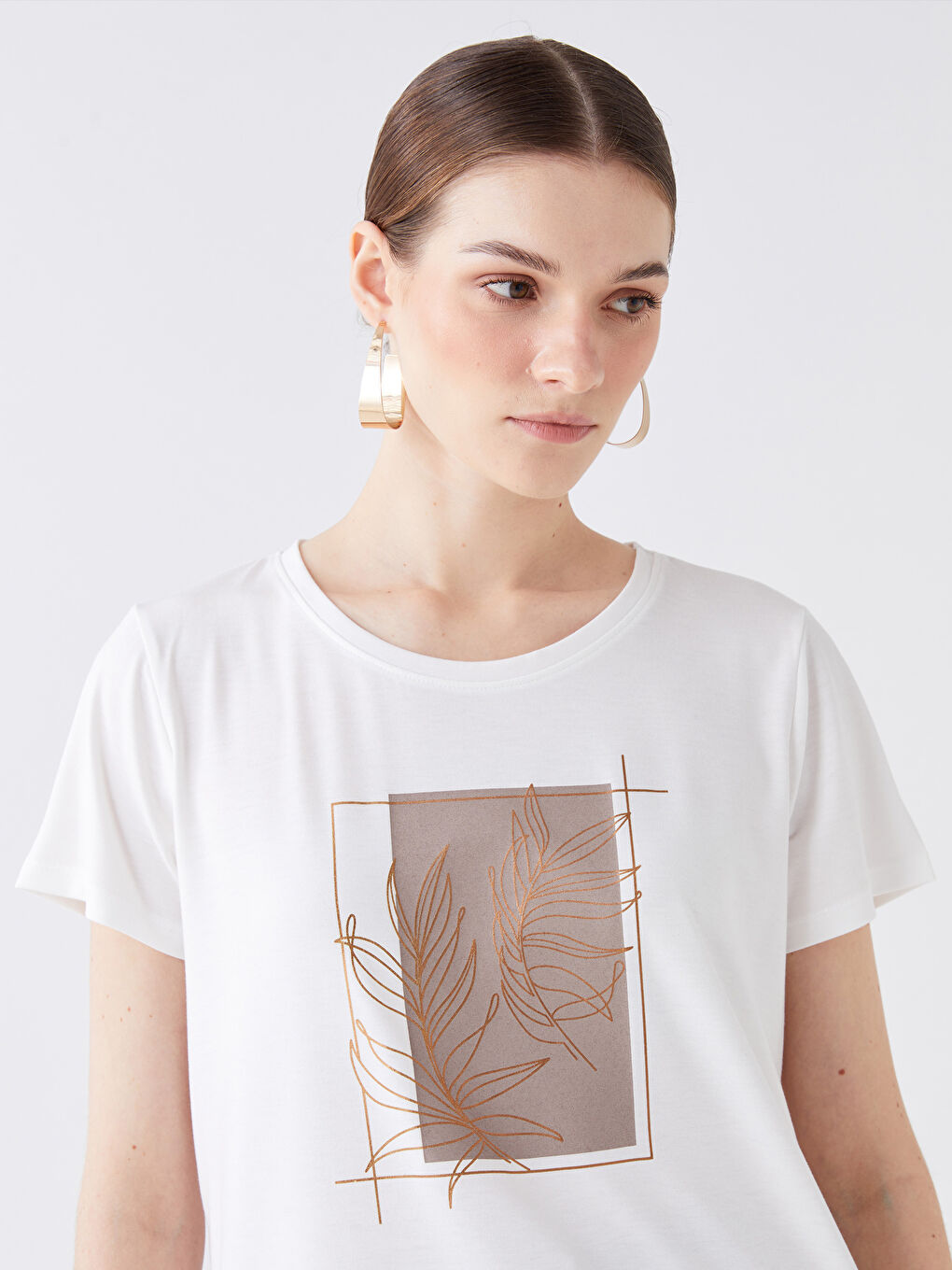 Ekru Bisiklet Yaka Baskılı Kısa Kollu Kadın Tişört-1