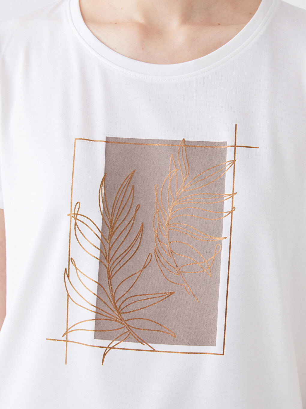 Ekru Bisiklet Yaka Baskılı Kısa Kollu Kadın Tişört-3