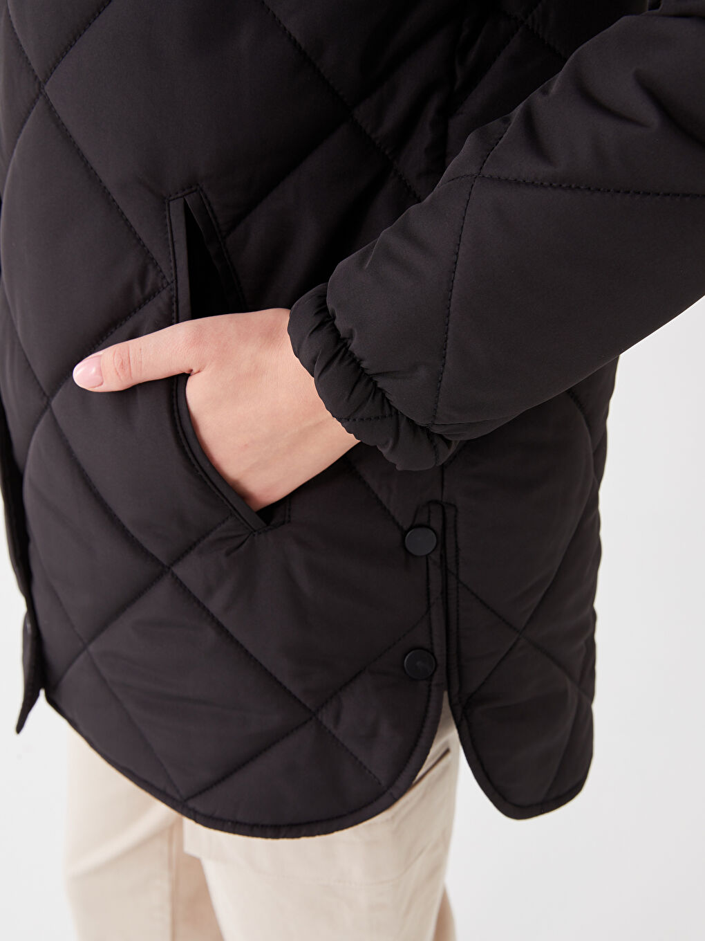 Siyah Kapüşonlu Kapitone Kadın Şişme Mont-3