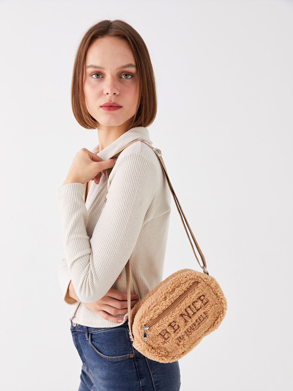 Pembe Nakışlı Pelüş Kadın Çapraz Çanta