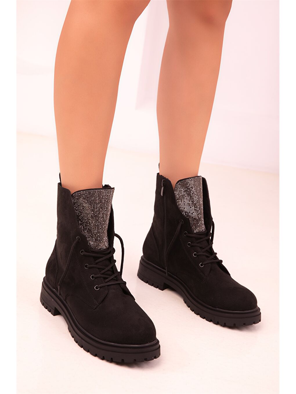 Siyah Süet Görünümlü Bilek Boy Kadın Bot