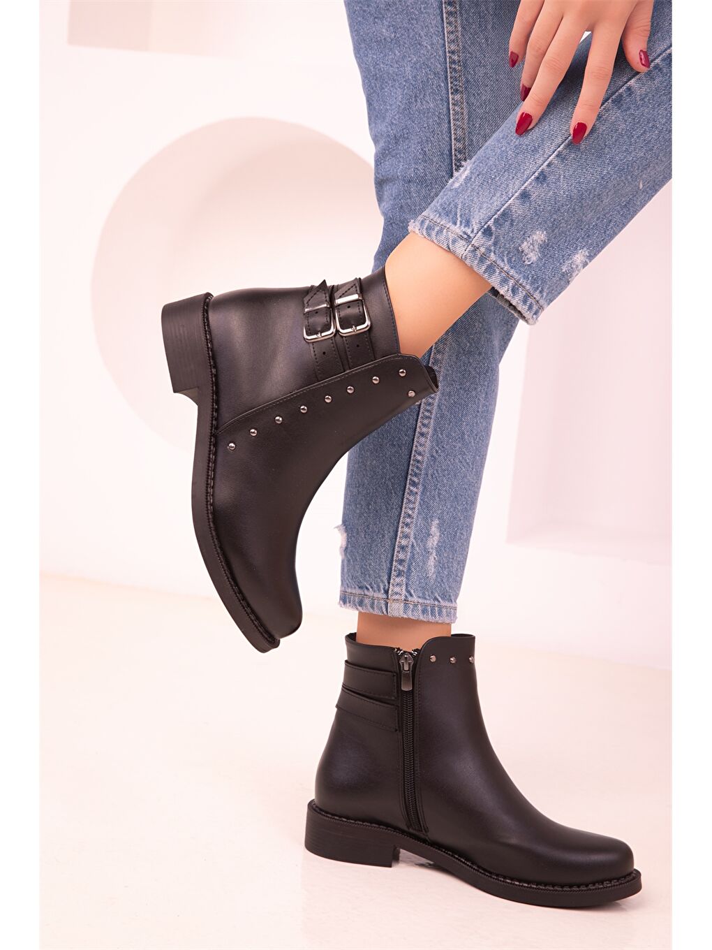 Siyah Deri Görünümlü Bilek Boy Kadın Bot
