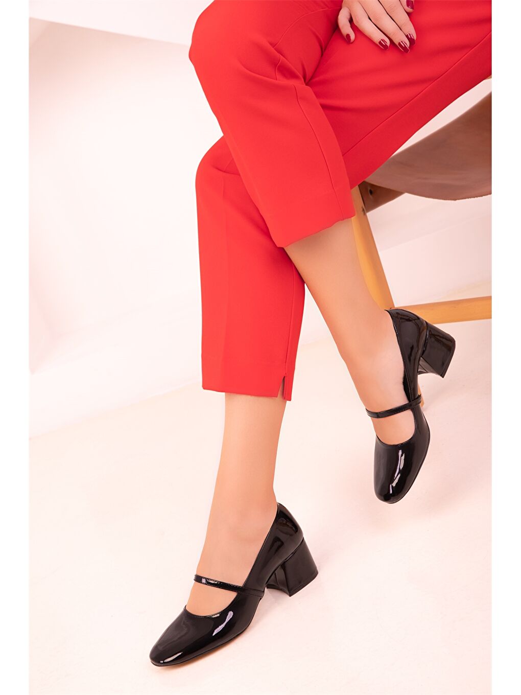 Siyah Deri Görünümlü Kadın Topuklu Ayakkabı