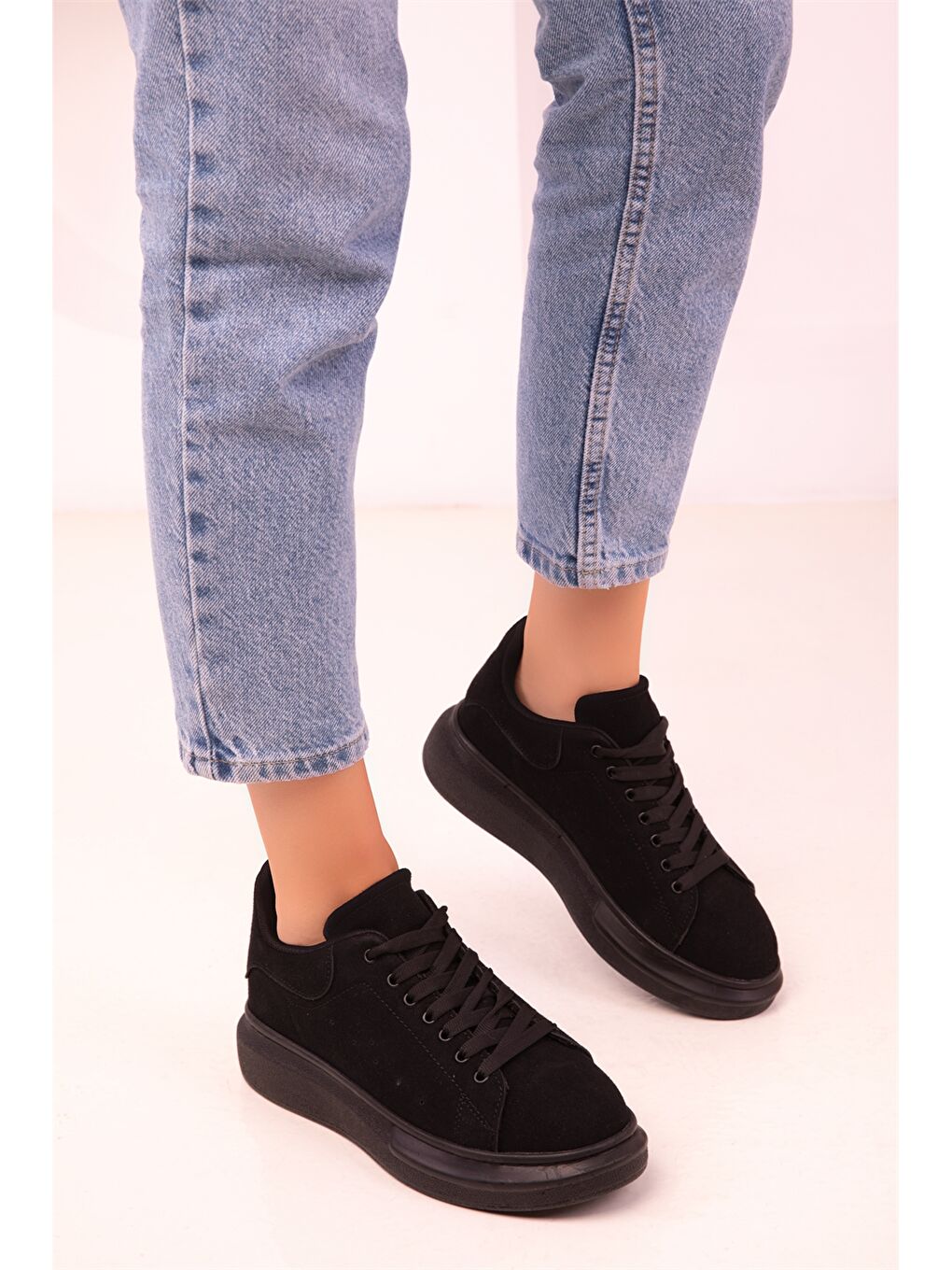 Siyah Süet Görünümlü Bağcıklı Kadın Spor Ayakkabı