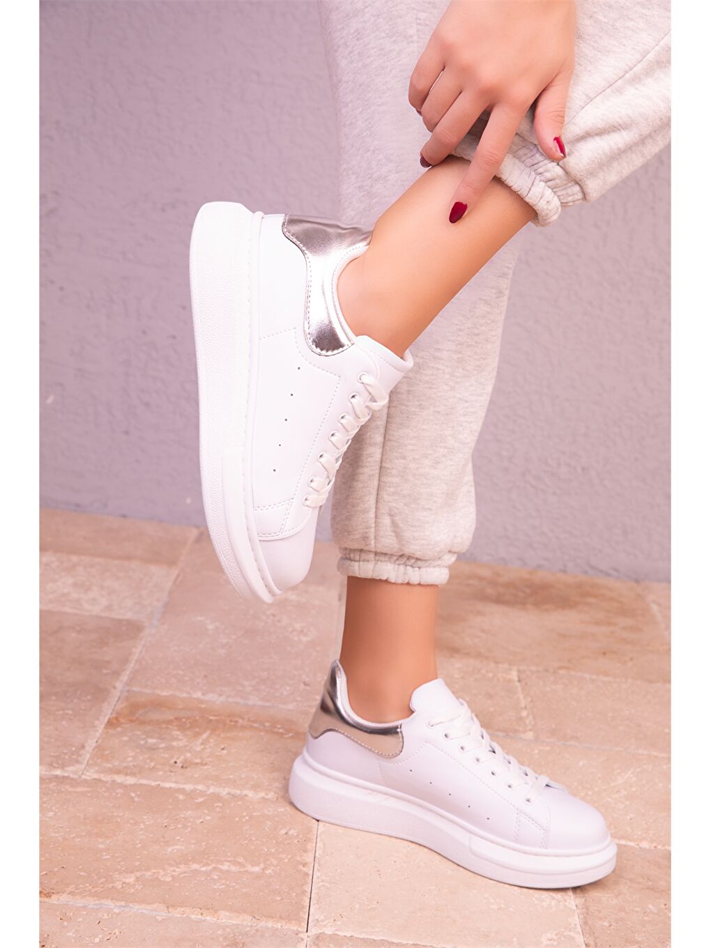 Gri Deri Görünümlü Bağcıklı Kadın Spor Ayakkabı-2