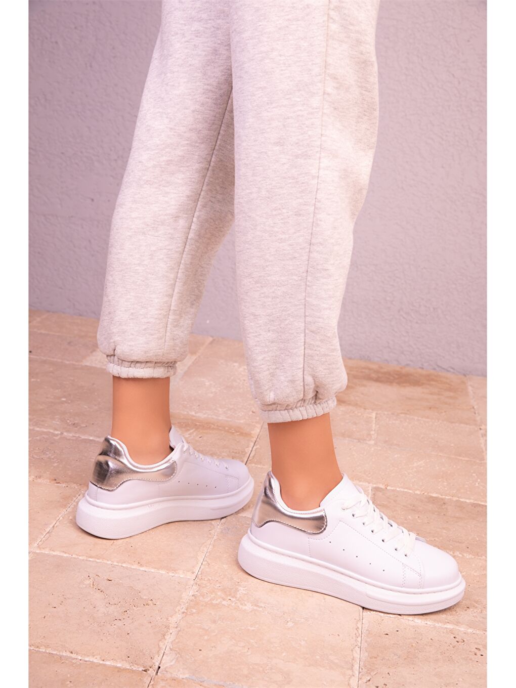 Gri Deri Görünümlü Bağcıklı Kadın Spor Ayakkabı-3