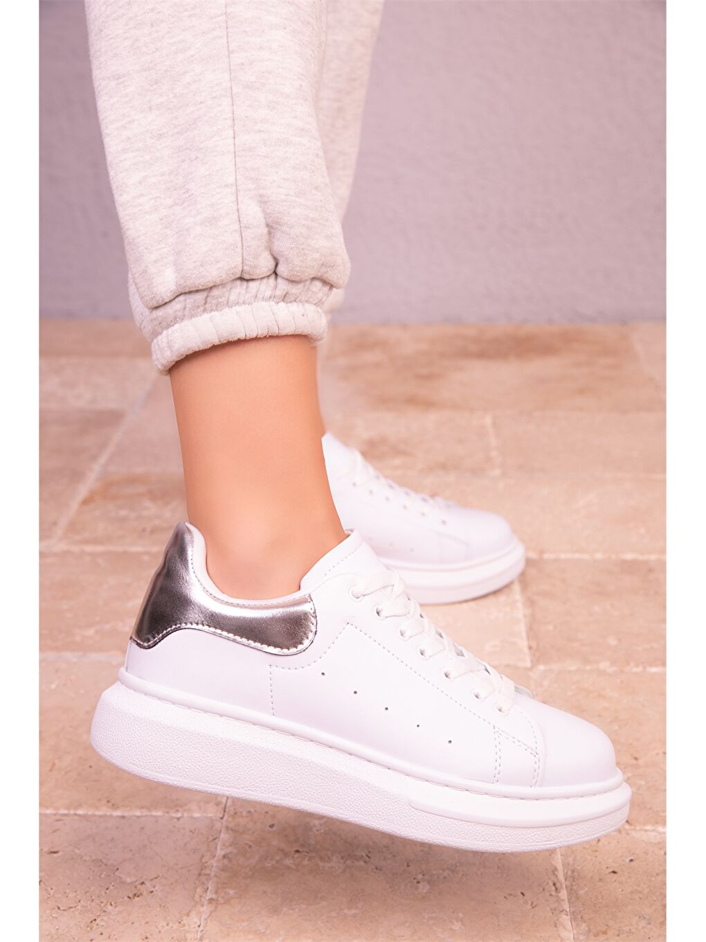 Gri Deri Görünümlü Bağcıklı Kadın Spor Ayakkabı-4