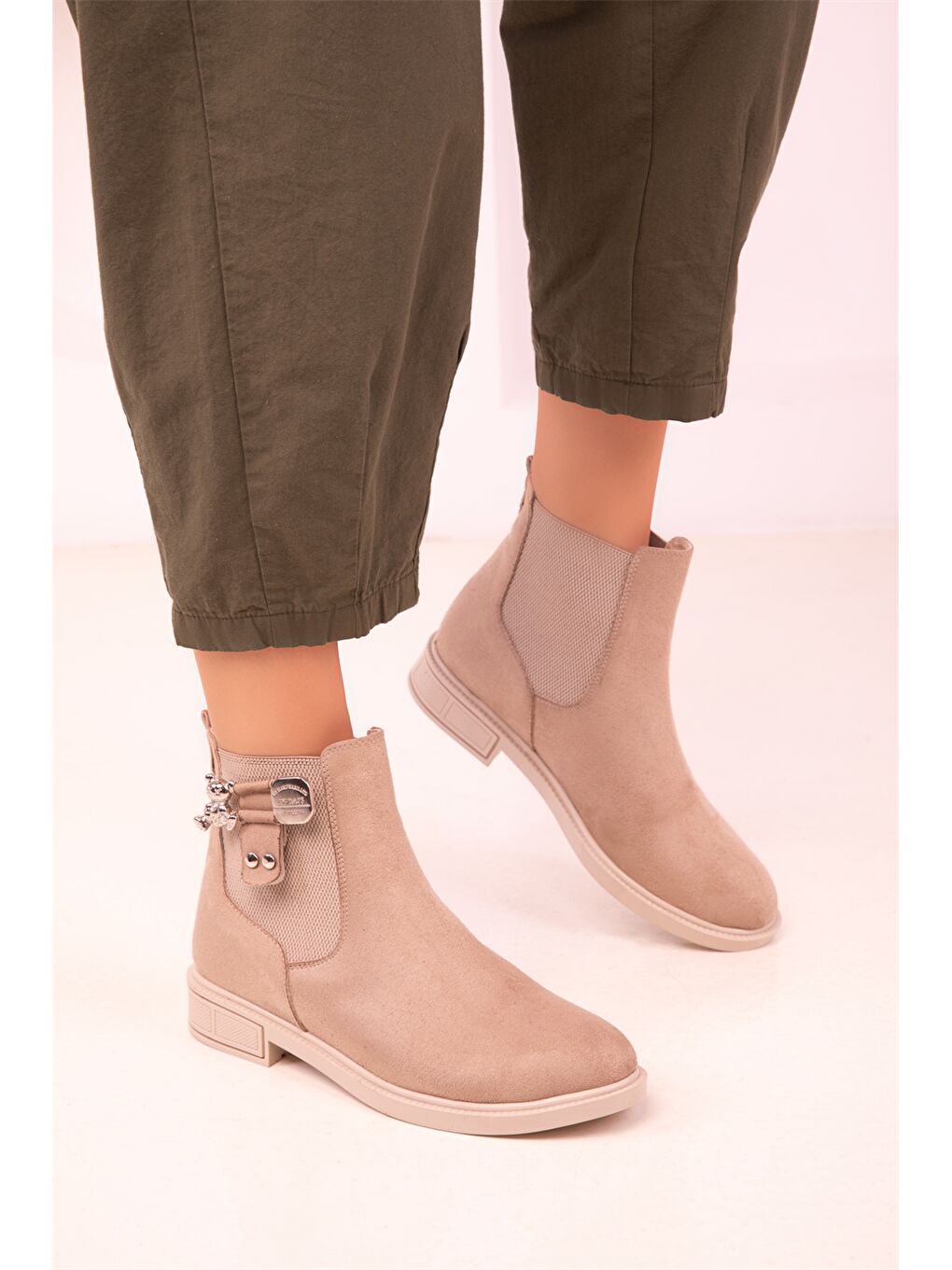 Bej Süet Görünümlü Bilek Boy Kadın Bot