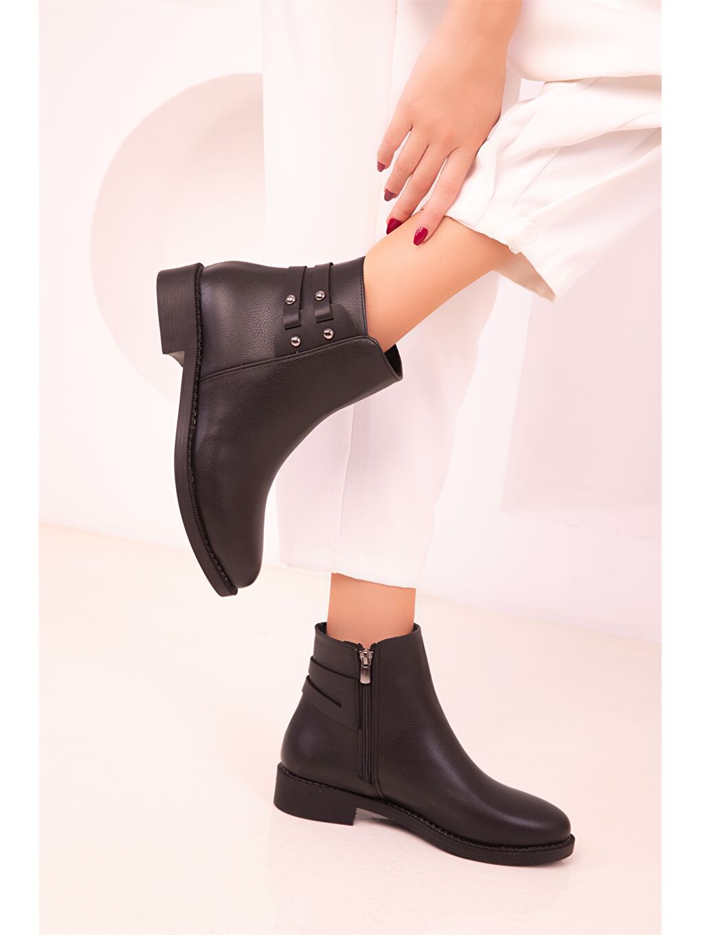 Siyah Deri Görünümlü Bilek Boy Kadın Bot