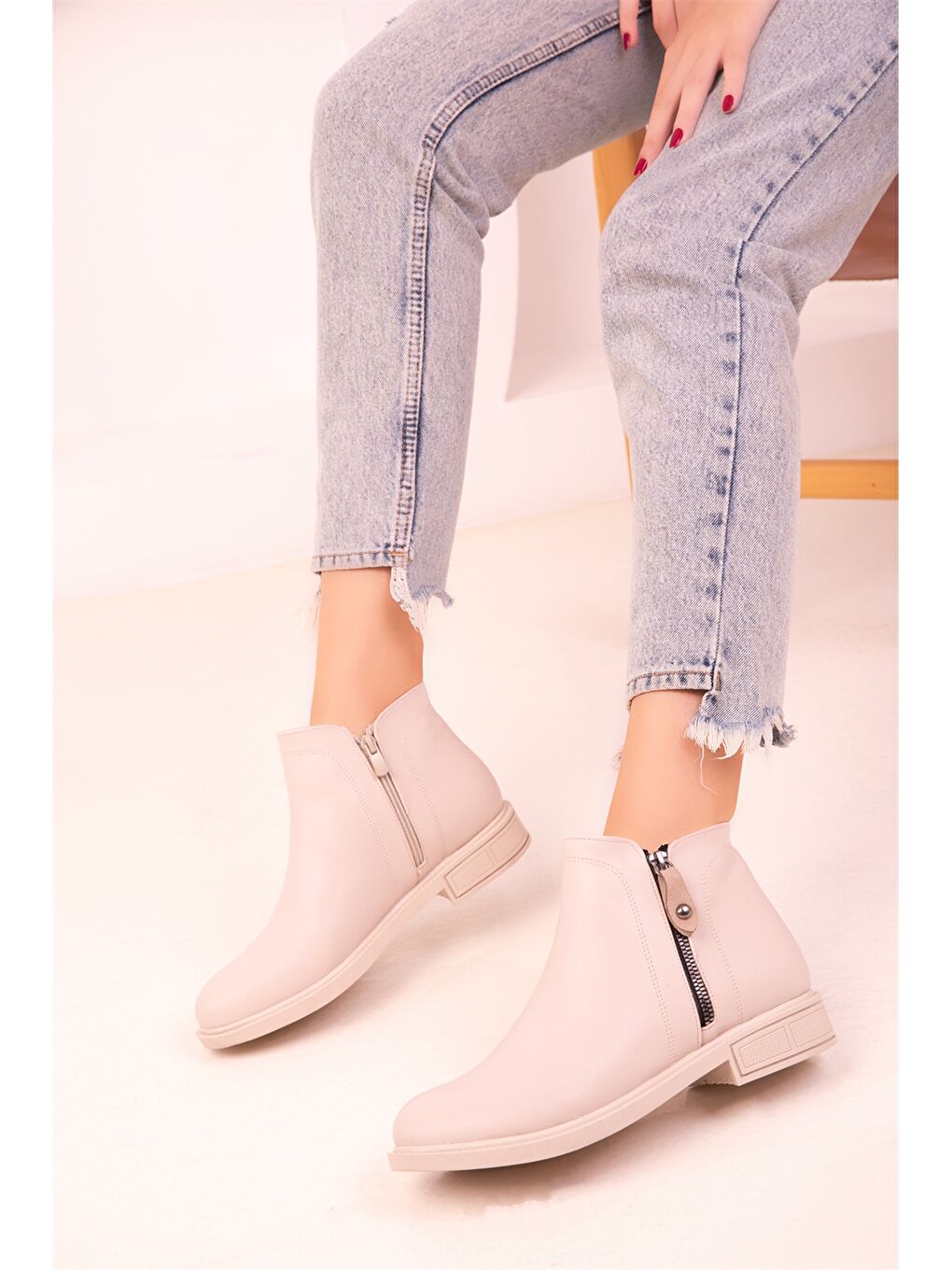 Bej Deri Görünümlü Bilek Boy Kadın Bot