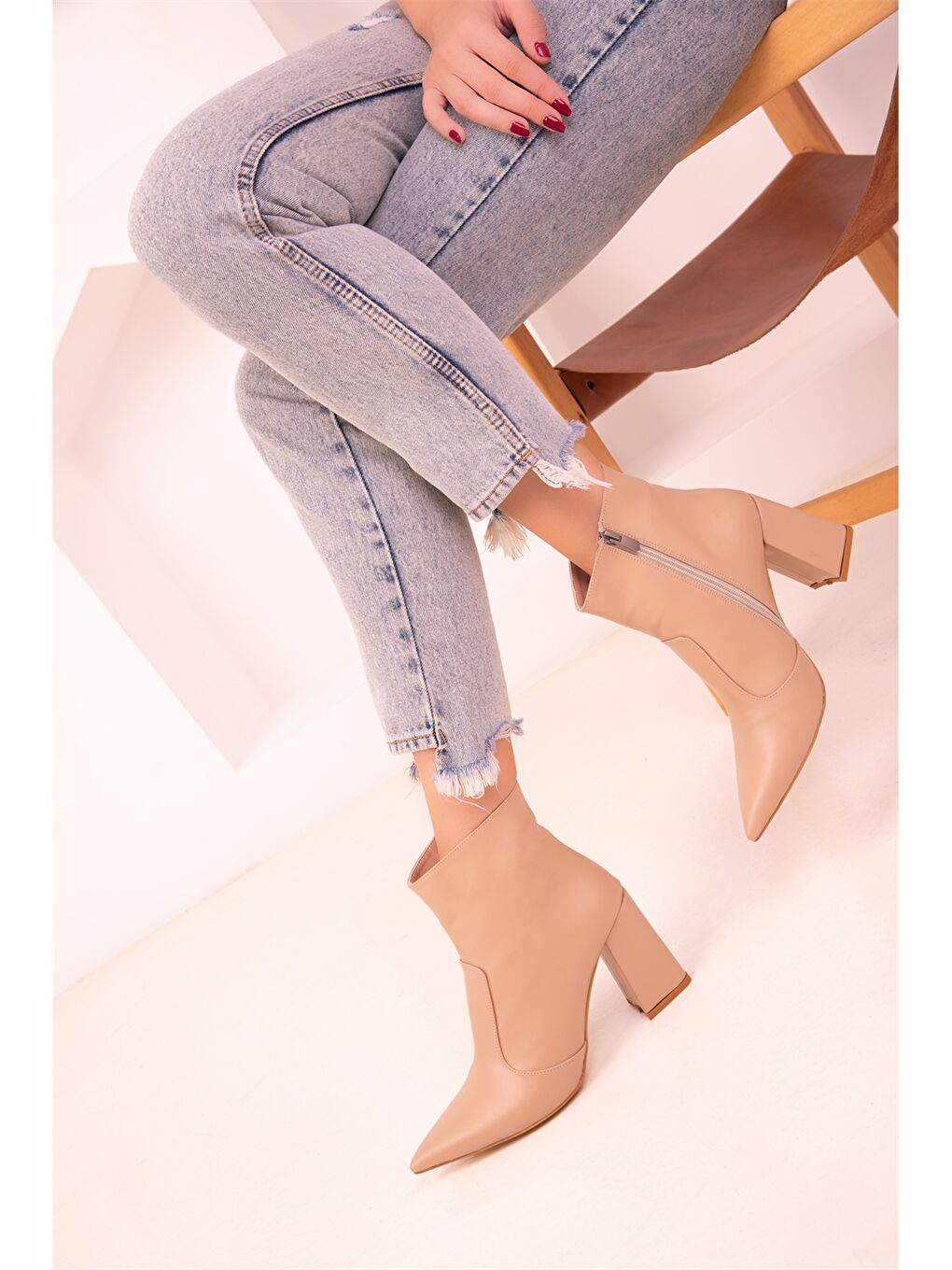 Bej Deri Görünümlü Topuklu Kadın Bot