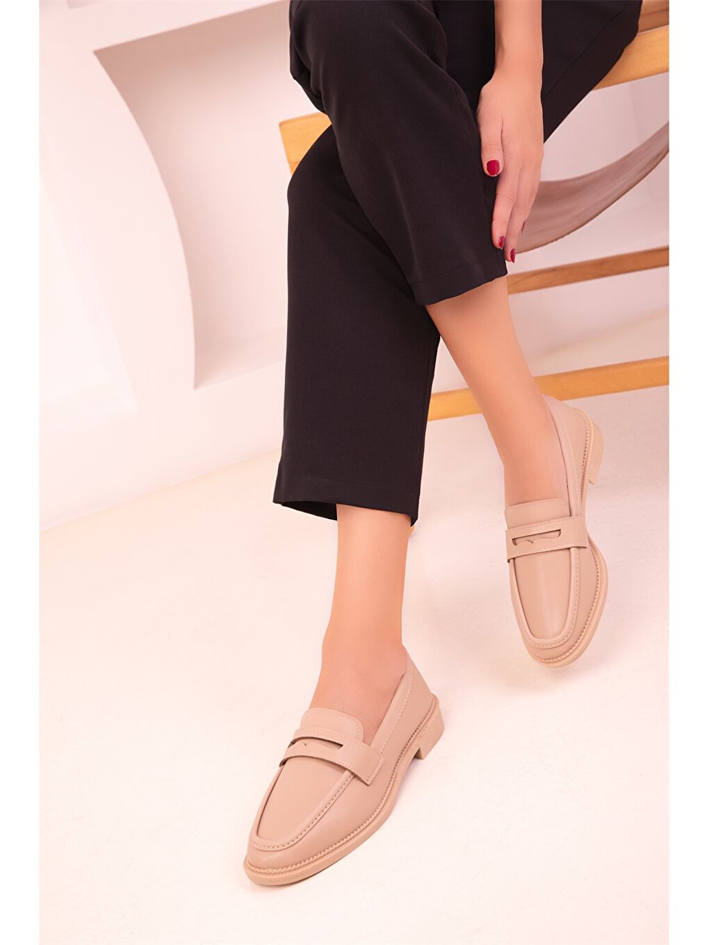 Bej Deri Görünümlü Kadın Loafer Ayakkabı