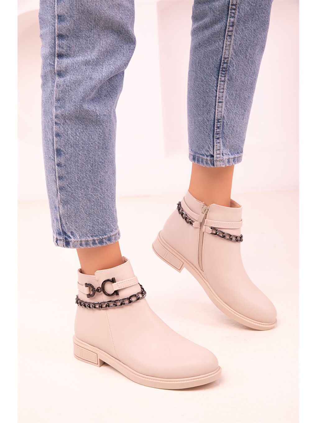 Bej Deri Görünümlü Zincir Detaylı Kadın Bot