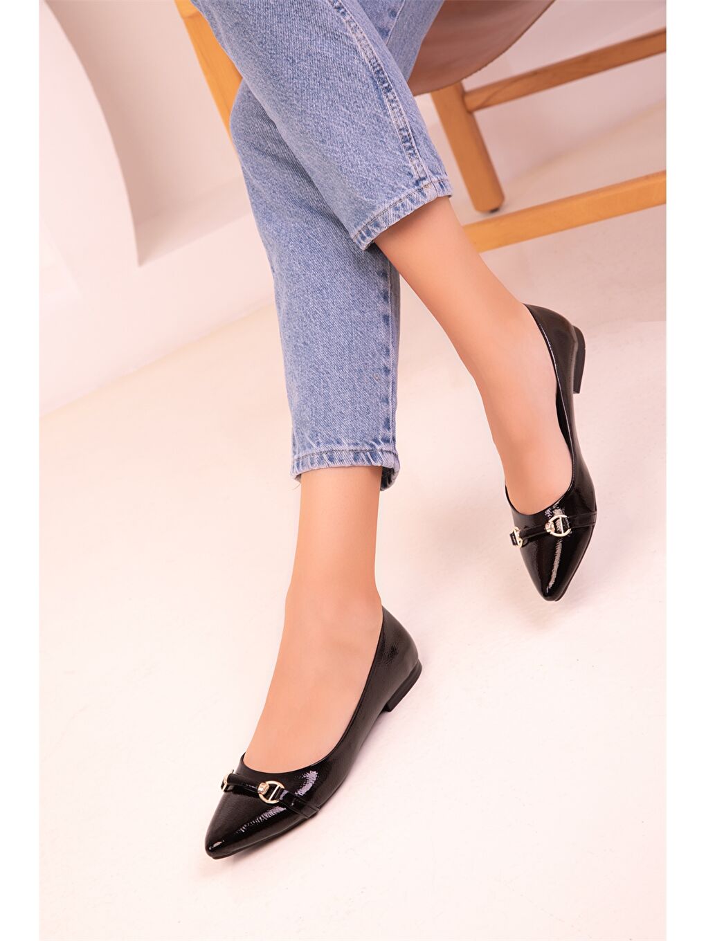 Siyah Rugan Deri Görünümlü Aplike Detaylı Kadın Babet-2