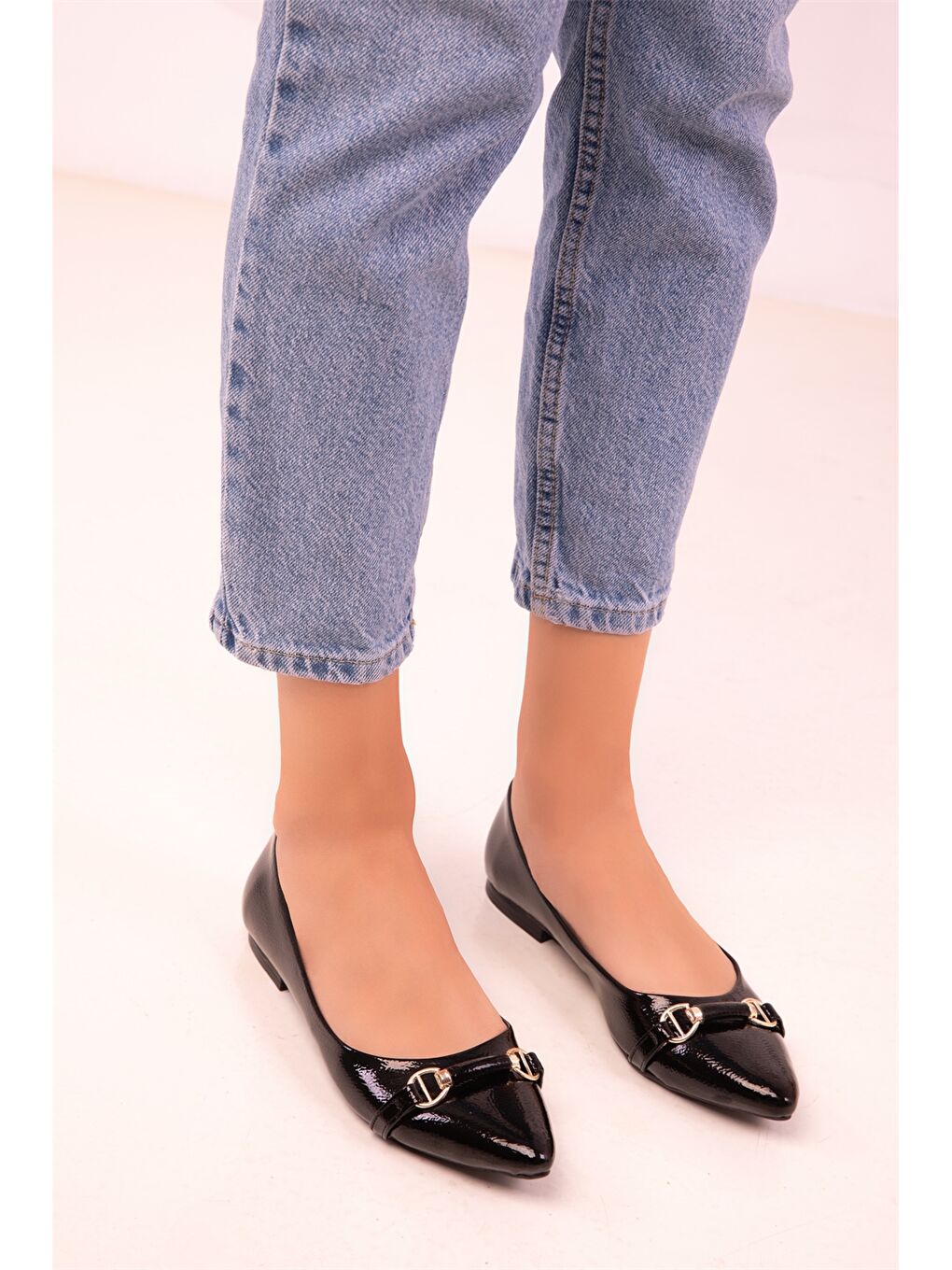 Siyah Rugan Deri Görünümlü Aplike Detaylı Kadın Babet-3