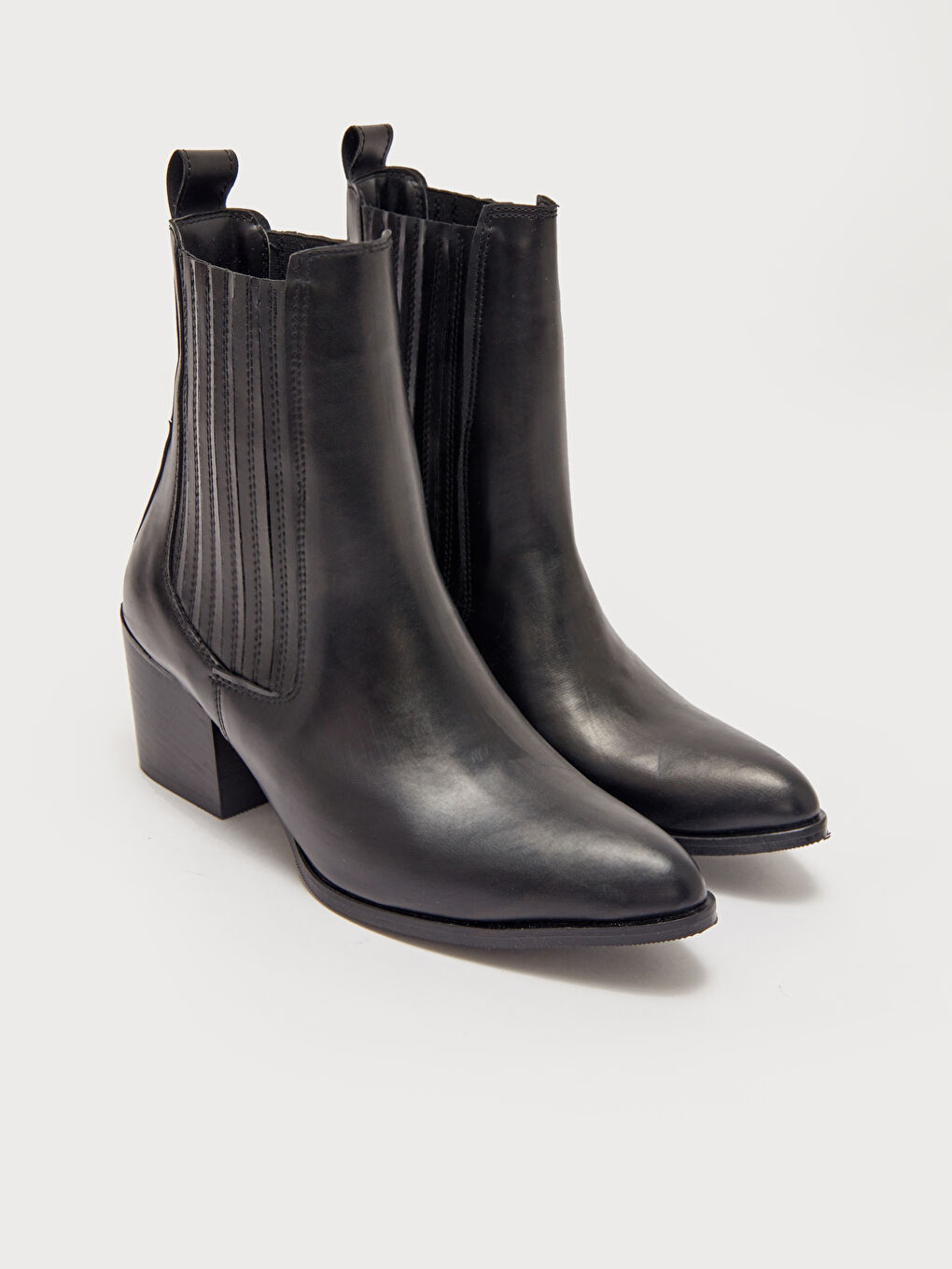 Siyah Deri Görünümlü Kadın Topuklu Bot