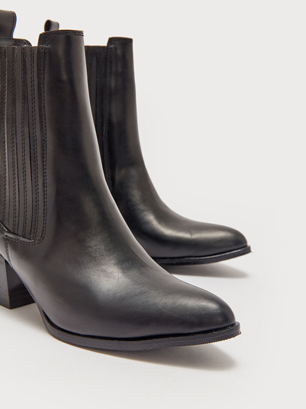 Siyah Deri Görünümlü Kadın Topuklu Bot-2