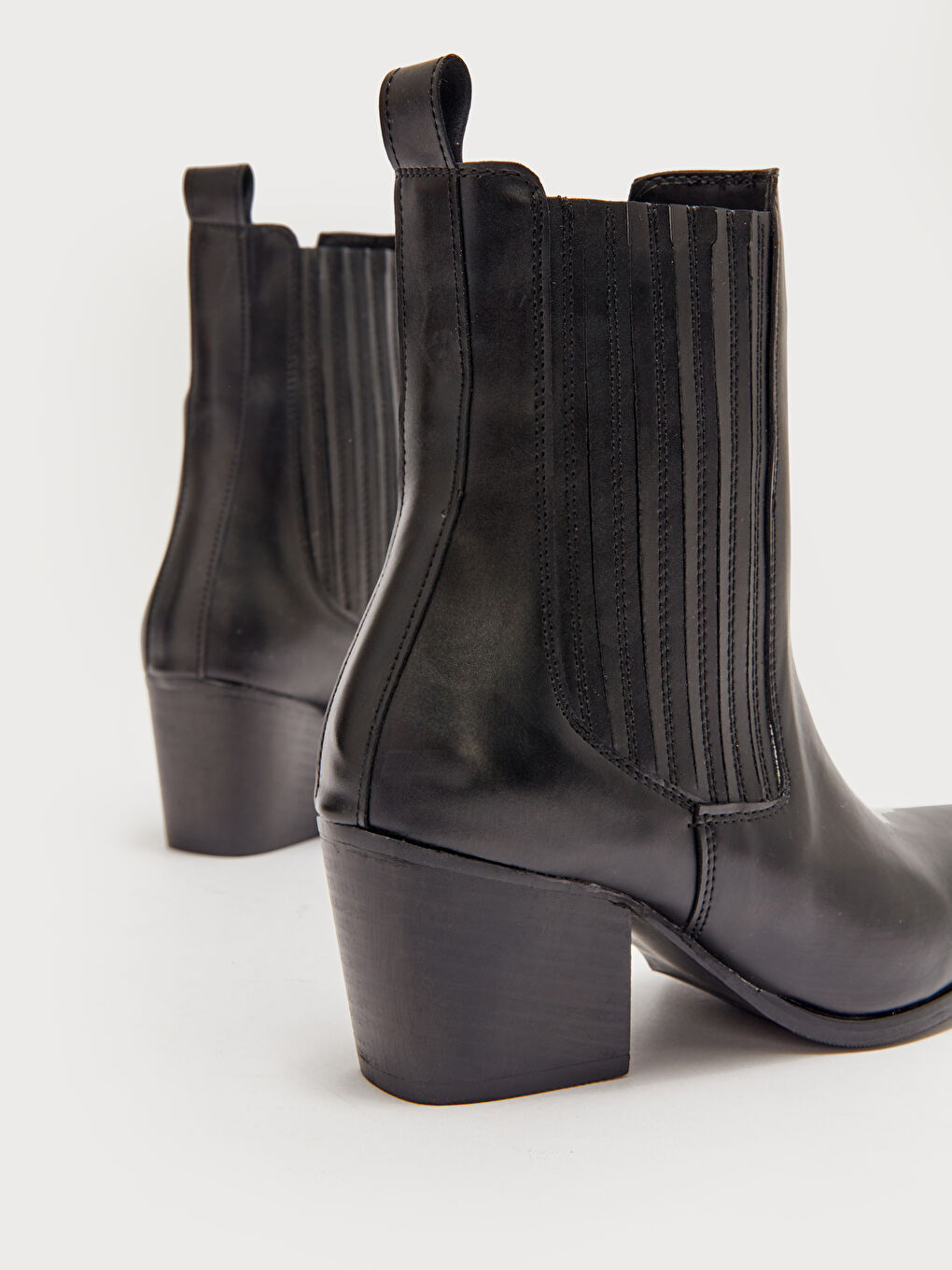 Siyah Deri Görünümlü Kadın Topuklu Bot-4