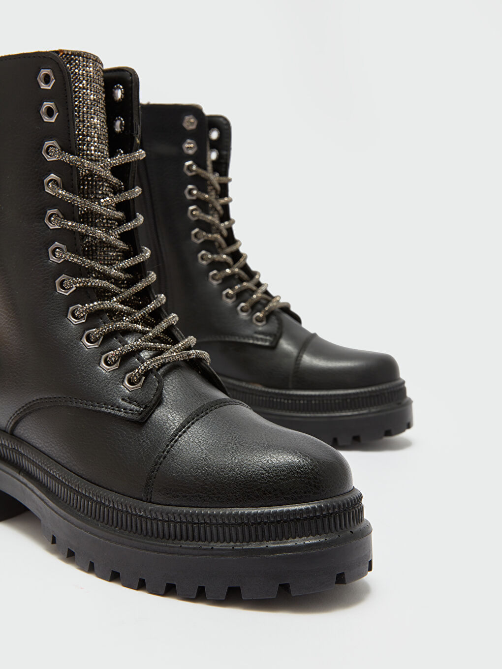 Siyah Deri Görünümlü Bağcık ve Fermuarlı Kadın Bot-2