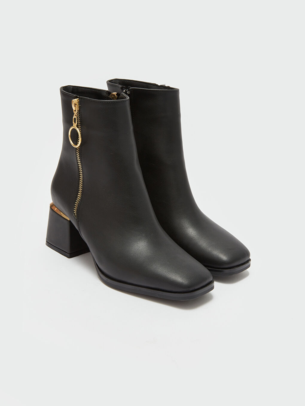 Siyah Deri Görünümlü Kadın Topuklu Bot