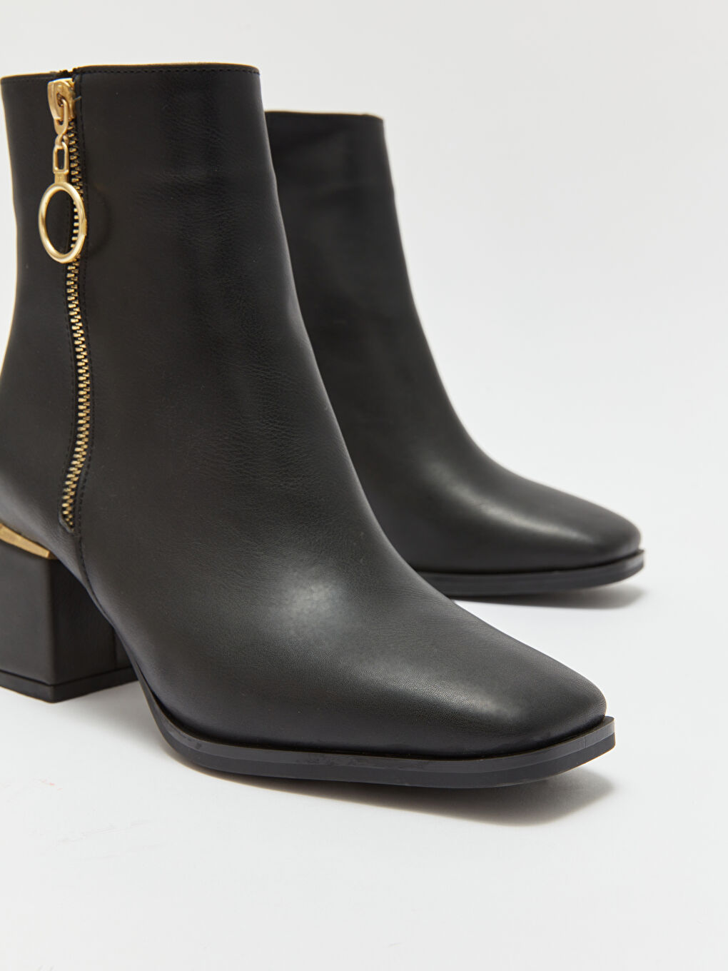 Siyah Deri Görünümlü Kadın Topuklu Bot-2