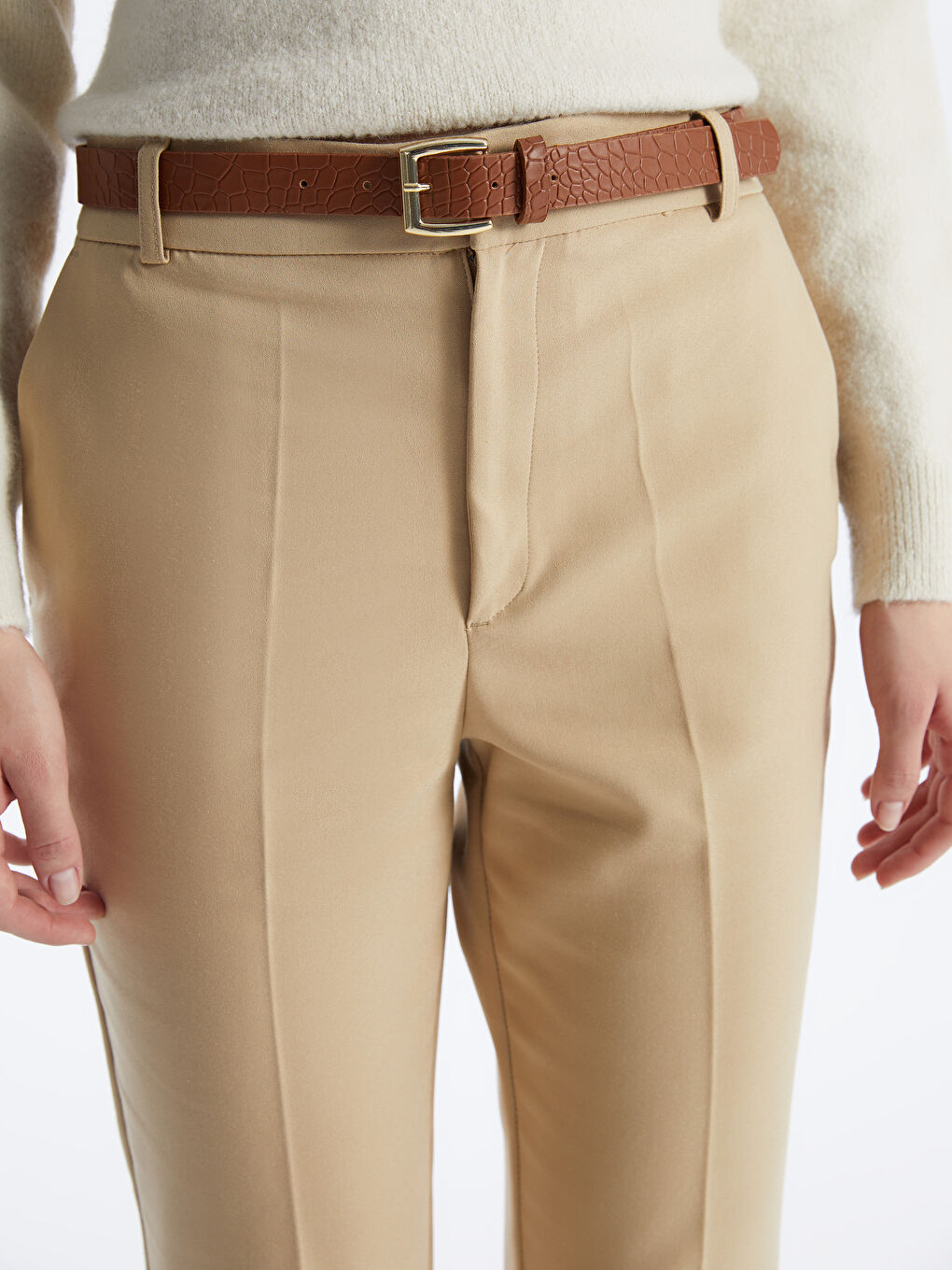Bej Beli Kemerli Havuç Kesim Kadın Pantolon-4