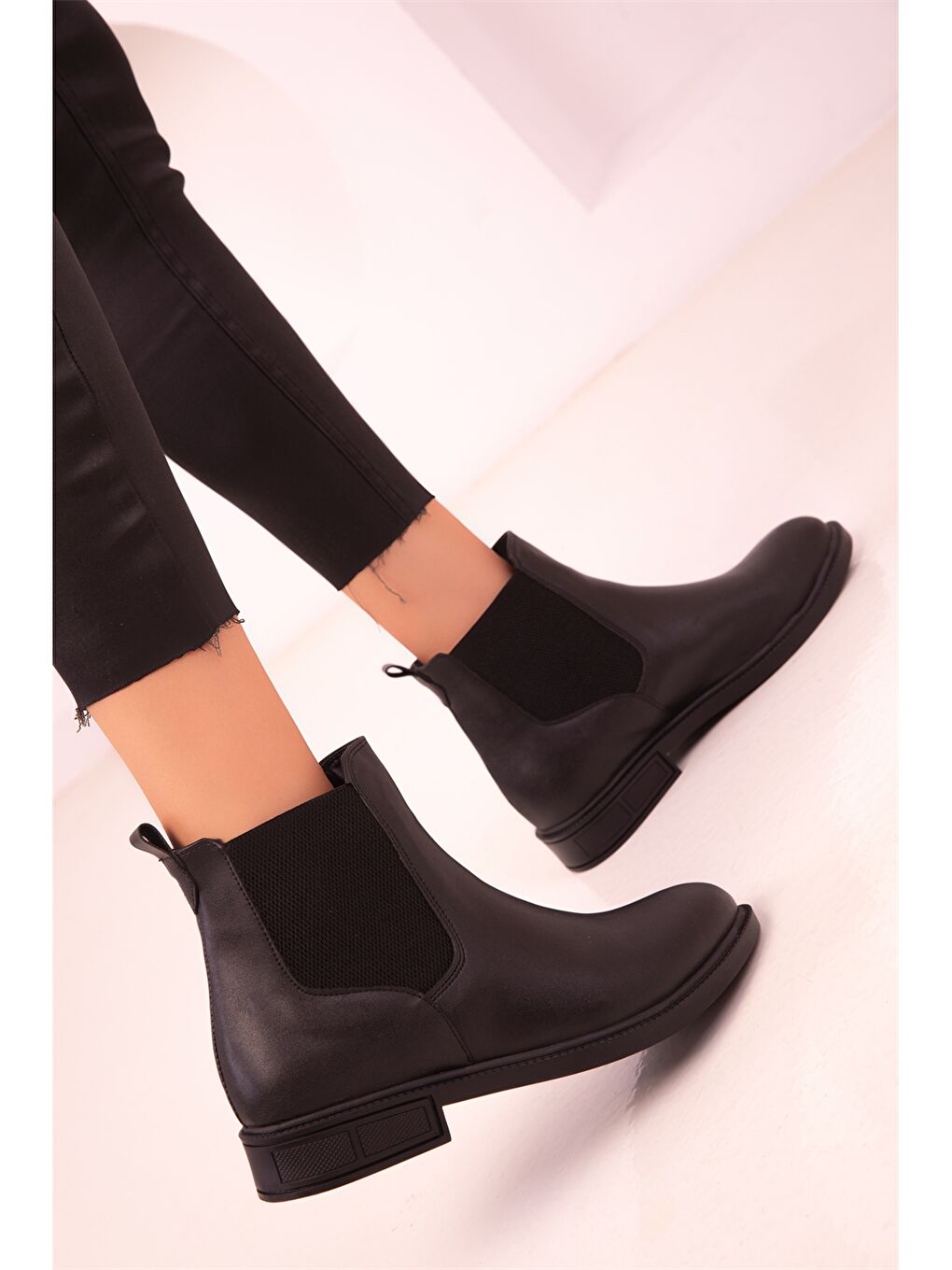 Siyah Deri Görünümlü Lastik Detaylı Kadın Bot-1