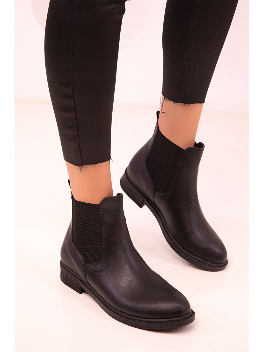 Siyah Deri Görünümlü Lastik Detaylı Kadın Bot-2