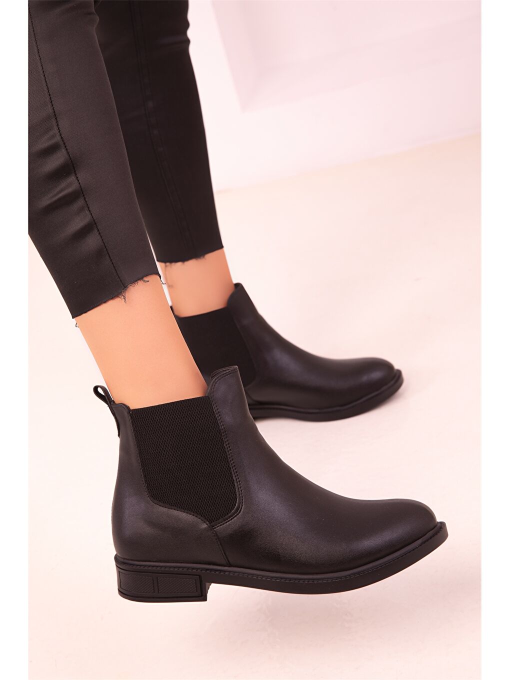 Siyah Deri Görünümlü Lastik Detaylı Kadın Bot-3