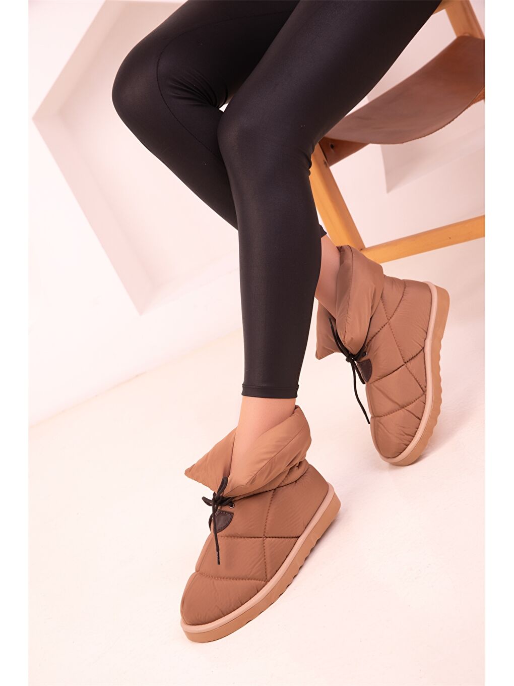 Kahverengi Paraşüt Kumaş Kendinden Desenli Kadın Bot