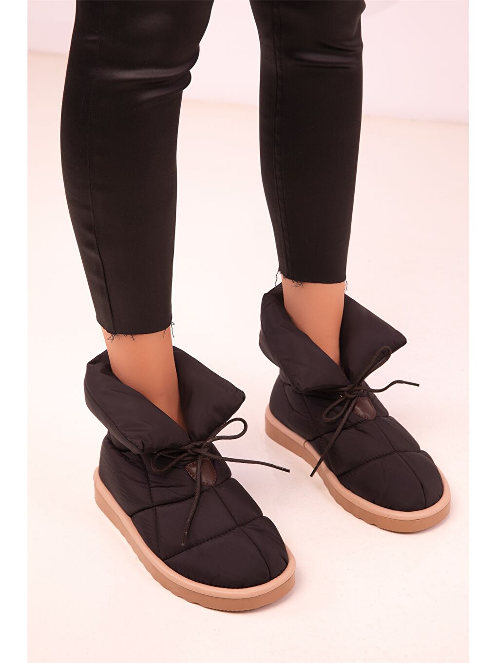 Siyah Paraşüt Kumaş Kendinden Desenli Kadın Bot