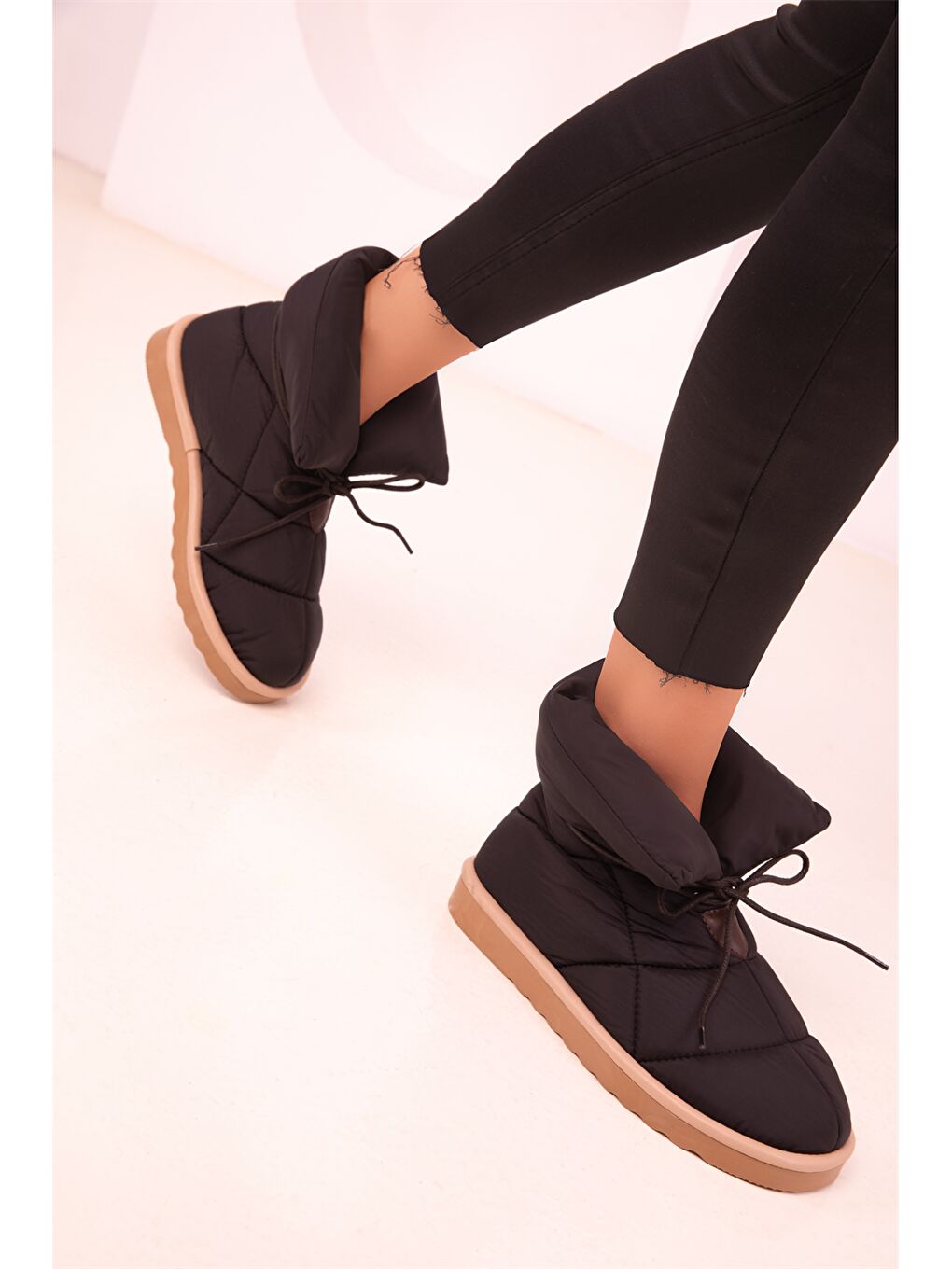 Siyah Paraşüt Kumaş Kendinden Desenli Kadın Bot-2