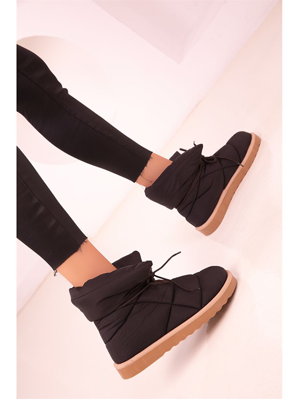 Siyah Paraşüt Kumaş Kendinden Desenli Kadın Bot-3