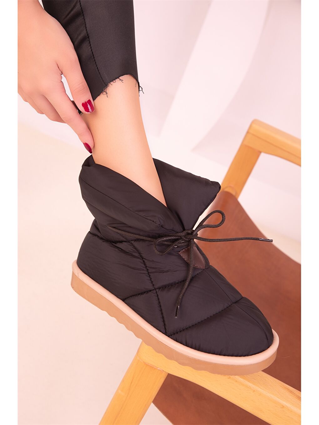 Siyah Paraşüt Kumaş Kendinden Desenli Kadın Bot-4