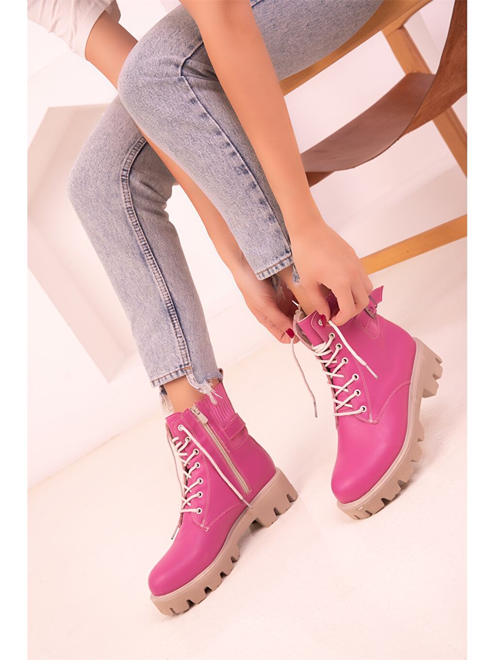 Fuşya Deri Görünümlü Fermuarlı Kadın Bot
