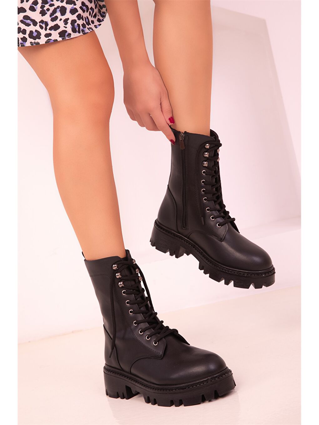 Siyah Deri Görünümlü Fermuarlı Kadın Bot-1